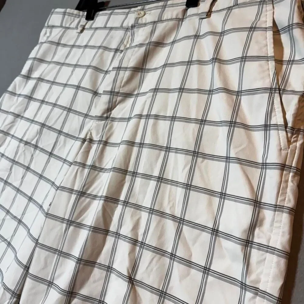 Nike Men's White and Cream Shorts